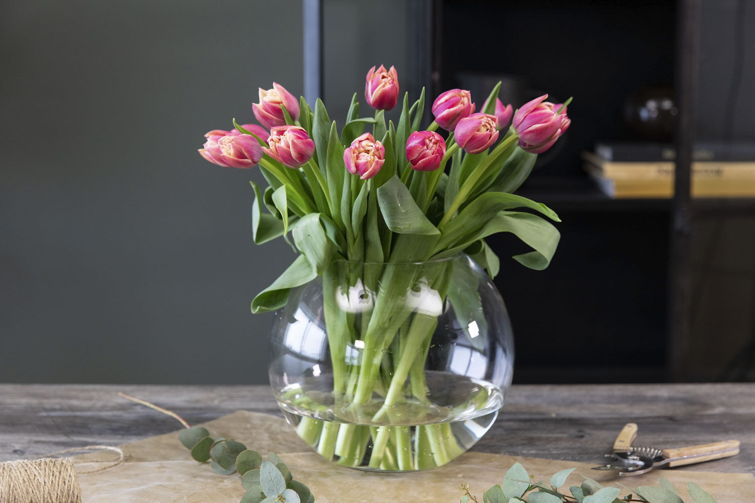 tulipaner i glassvase tulipaner i glassvase